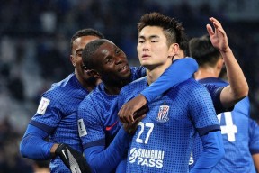 乐鱼体育app-上海申花迎社区盾关键赛，转会期回应争议，态度坚定，轮换策略成焦点