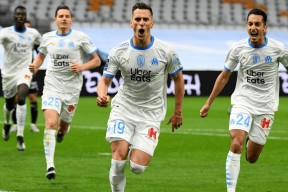 乐鱼体育地址-赛地聚焦——法国杯今晚热度飙升，马赛绝杀压哨，气氛紧张，阵容厚度经受考验