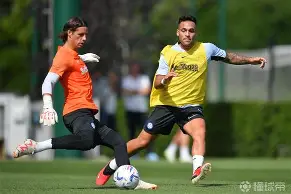 清晨阿贾克斯备战意甲；门线救险细节曝光；信心回归；高层口径保持一致